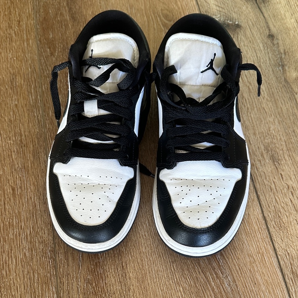 Jordan 1 low panda 8.5 men’s 10 women’s used replacement box